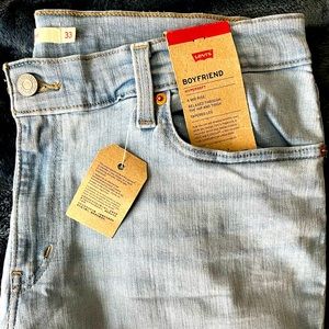 NWT: Women’s Levi’s Boyfriend Jeans